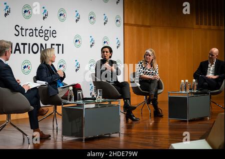 Tavola rotonda su "impegnarsi in Francia" con il Ministro Sophie Cluzel (LREM) e il Segretario di Stato Sarah El Hairy (LREM), insieme a Benedicte Mercier, co-CEO di Sodebo e Sebastien Hours, direttore generale della Keria, durante la conferenza sulla strategia nazionale delle medie imprese, al centro Pierre Mendes, a Parigi, il 5 gennaio, 2022. Foto di Mylene DeRoche/ABACAPRESS.COM Foto Stock