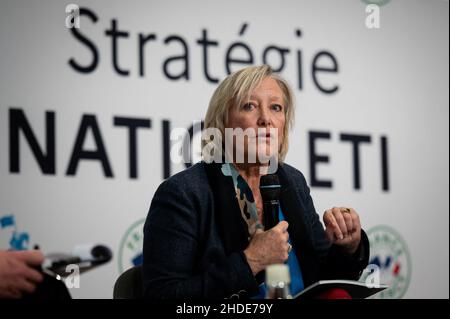 Tavola rotonda su "impegnarsi in Francia" con il Ministro Sophie Cluzel (LREM) e il Segretario di Stato Sarah El Hairy (LREM), insieme a Benedicte Mercier, co-CEO di Sodebo e Sebastien Hours, direttore generale della Keria, durante la conferenza sulla strategia nazionale delle medie imprese, al centro Pierre Mendes, a Parigi, il 5 gennaio, 2022. Foto di Mylene DeRoche/ABACAPRESS.COM Foto Stock