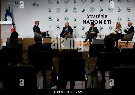 Tavola rotonda su "impegnarsi in Francia" con il Ministro Sophie Cluzel (LREM) e il Segretario di Stato Sarah El Hairy (LREM), insieme a Benedicte Mercier, co-CEO di Sodebo e Sebastien Hours, direttore generale della Keria, durante la conferenza sulla strategia nazionale delle medie imprese, al centro Pierre Mendes, a Parigi, il 5 gennaio, 2022. Foto di Mylene DeRoche/ABACAPRESS.COM Foto Stock