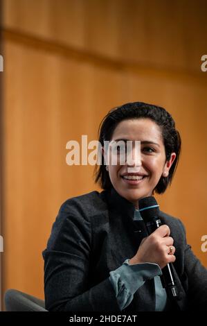 Tavola rotonda su "impegnarsi in Francia" con il Ministro Sophie Cluzel (LREM) e il Segretario di Stato Sarah El Hairy (LREM), insieme a Benedicte Mercier, co-CEO di Sodebo e Sebastien Hours, direttore generale della Keria, durante la conferenza sulla strategia nazionale delle medie imprese, al centro Pierre Mendes, a Parigi, il 5 gennaio, 2022. Foto di Mylene DeRoche/ABACAPRESS.COM Foto Stock