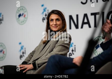 Tavola rotonda sul tema "produrre in Francia" con il ministro da sinistra a destra Agnes Pannier-Runacher (LREM) e Nelly Hemmo, amministratore delegato di Haladjian e Dimitri Dewavrin, presidente del consiglio di amministrazione di Dewavrin Cosmetics, durante la conferenza sulla strategia nazionale delle medie imprese, presso il centro Pierre Mendes, a Parigi, Il 5 gennaio 2022. Foto di Mylene DeRoche/ABACAPRESS.COM Foto Stock