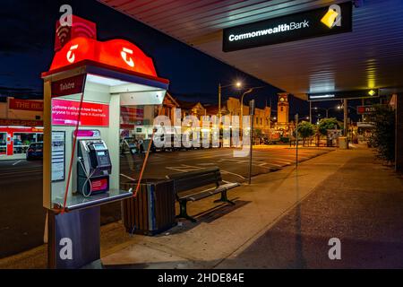 Stanthorpe, Queensland, Australia - cabina telefonica Telstra illuminata di notte Foto Stock