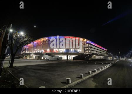 Bucarest, Romania - 27 novembre 2020: Lo stadio Ghencea di Bucarest in una notte invernale fredda e nebbia. Foto Stock