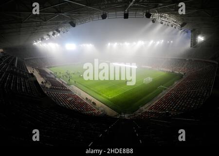 Bucarest, Romania - 27 novembre 2020: Lo stadio Ghencea di Bucarest in una notte invernale fredda e nebbia. Foto Stock