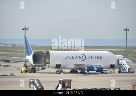 Un Boeing 747-400LCF 'reamlifter' apre la sua sezione di coda presso l'aeroporto di Chubu 'Centrair', è un aereo da carico dedicato utilizzato per trasportare le parti principali del 787, il 17 settembre 2014. Credit: Tadayuki YOSHIKAWA/Aviation Wire/AFLO/Alamy Live News Foto Stock