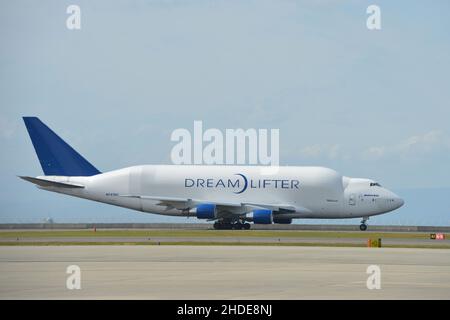 Un Boeing 747-400LCF 'reamlifter' (N747BC) decollo dall'aeroporto di Chubu 'Centrair', è un aereo da carico dedicato utilizzato per trasportare le parti principali del 787, il 12 ottobre 2012. Credit: Tadayuki YOSHIKAWA/Aviation Wire/AFLO/Alamy Live News Foto Stock