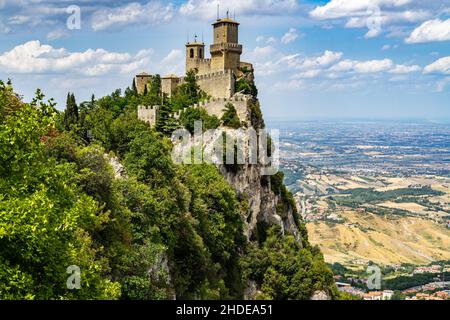 Vista panoramica panoramica della Repubblica di San Marino con il punto di riferimento più iconico, la torre Guaita Foto Stock
