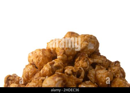 Primo piano di popcorn caramello su sfondo bianco isolato. Foto Stock
