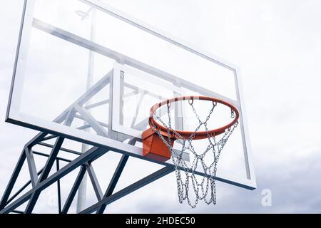 Basket backboard con anello, elaborazione foto a colori. Foto in bianco e nero e anello evidenziato in rosso. Concentratevi sul basket come obiettivo. Foto Stock