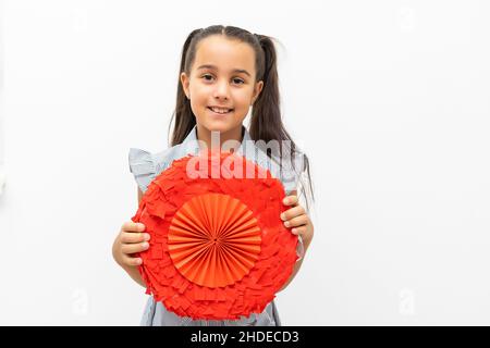 Bambina sta andando a rotto il pinata per il loro compleanno Foto stock -  Alamy