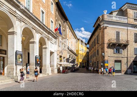 Urbino, Italia, 2021 agosto – Piazza della Repubblica, una delle piazze principali del centro storico di Urbino Foto Stock