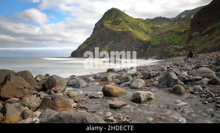 La spiaggia di Maiata e la spettacolare costa intorno a Porto da Cruz, situata sulla costa settentrionale dell'isola di Madeira, Portogallo Foto Stock