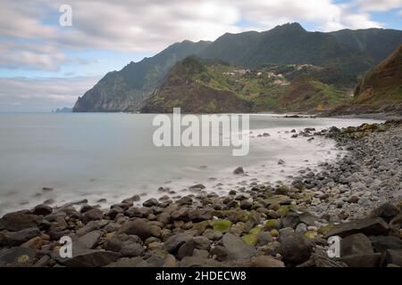 La spiaggia principale di Porto da Cruz, situata sulla costa settentrionale dell'isola di Madeira, Portogallo Foto Stock