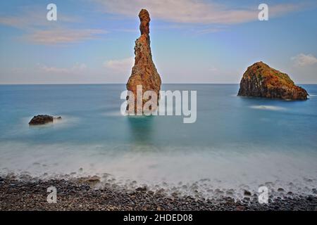 Le spettacolari formazioni rocciose vulcaniche della spiaggia di Ribeira da Janela vicino a Porto Moniz, situato sulla costa settentrionale dell'isola di Madeira, Portogallo Foto Stock