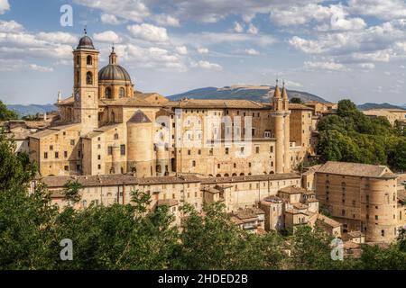 Il Palazzo Ducale di Urbino, importante edificio rinascimentale dichiarato Patrimonio dell'Umanità dall'UNESCO, Marche, Italia Foto Stock