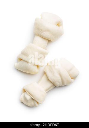 Delicatezza per cani. Masticare osso per cane isolato su sfondo bianco. Foto Stock