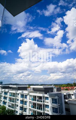 Bangi, Malesia - 21 dicembre 2021: Cielo blu visto attraverso la grande finestra di un appartamento. Foto Stock