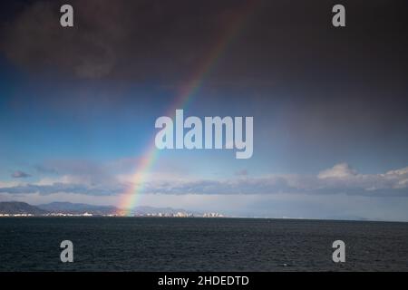 arcobaleno sopra il cielo di mare che si raduna dopo la tempesta Foto Stock