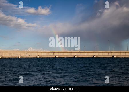 arcobaleno sopra il cielo di mare che si raduna dopo la tempesta Foto Stock