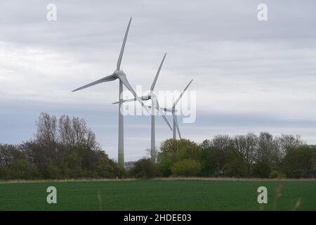 Pellworm, Germania. 11th maggio 2021. Le turbine eoliche si possono vedere sull'isola di Pellworm. Credit: Marcus Brandt/dpa/Alamy Live News Foto Stock