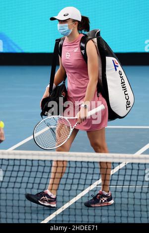 Adelaide, Australia, 6 gennaio 2022. IgA Swiatek di Polonia durante la partita singola WTA tra Leylah Fernandez del Canada e IgA Swiatek di Polonia il quarto giorno del torneo di tennis internazionale di Adelaide al Memorial Drive il 06 gennaio 2022 ad Adelaide, Australia. Credit: Peter Mundy/Speed Media/Alamy Live News Foto Stock