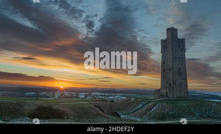 Il sole sorge sulla Victoria Tower, Castle Hill, Huddersfield, West Yorkshire, Regno Unito. La torre fu costruita per commemorare il Giubileo dei Diamanti della Regina Vittoria del 1897, tuttavia la storia dell'attività umana sulla collina del Castello risale a oltre 4000 anni fa Foto Stock