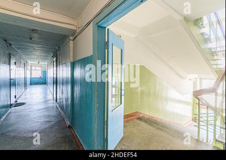 Russia, Mosca- 15 maggio 2020: Luogo pubblico, ingresso casa. Porte, muri, corridoi con scale Foto Stock