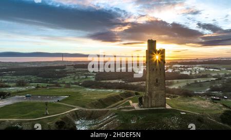 Huddersfield, Regno Unito. 06th Jan 2022. Il sole sorge sulla Victoria Tower, Castle Hill, Huddersfield, West Yorkshire, Regno Unito. La torre fu costruita per commemorare il Giubileo dei Diamanti della Regina Vittoria del 1897, tuttavia la storia dell'attività umana sulla collina del Castello risale a oltre 4000 anni fa a Huddersfield, Regno Unito il 1/6/2022. (Foto di Mark Cosgrove/News Images/Sipa USA) Credit: Sipa USA/Alamy Live News Foto Stock