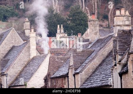 Castle Combe, Wiltshire, Regno Unito. 5th gennaio. Una mattinata invernale gelida nel villaggio storico di Castle Combe. Situato in una valle nella parte meridionale dei Cotswolds i cottage di questo villaggio inglese quintessenza catturare il gelo. Credit: JMF News/Alamy Live News Foto Stock