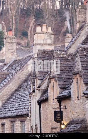 Castle Combe, Wiltshire, Regno Unito. 5th gennaio. Una mattinata invernale gelida nel villaggio storico di Castle Combe. Situato in una valle nella parte meridionale dei Cotswolds i cottage di questo villaggio inglese quintessenza catturare il gelo. Credit: JMF News/Alamy Live News Foto Stock