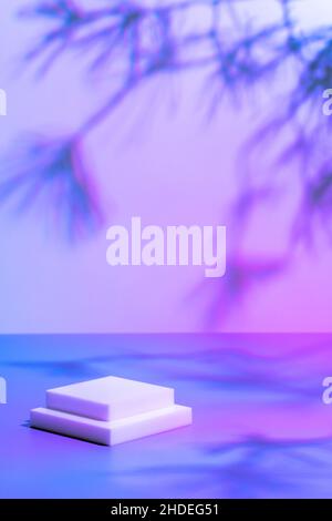 podio quadrato bianco su sfondo neon pastello con ombre Foto Stock