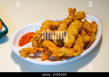 Primo piano di un piatto di deliziosa piccola carne croccante Foto Stock