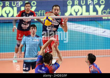 PalaMazzola, Taranto, Italia, 05 gennaio 2022, Gabriele di Martino Prisma Taranto si schianta. Durante Prisma Taranto vs Vero Volley Monza - Pallavolo Foto Stock