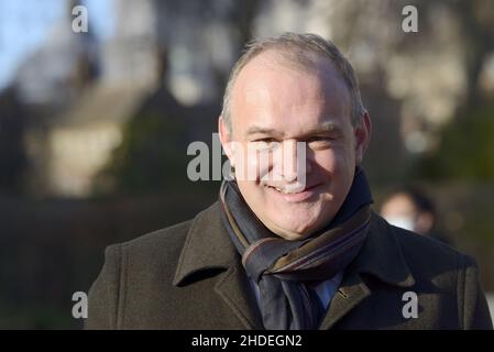 Sir ed Davey MP (LibDem: Kingston e Surbiton), leader dei liberal-democratici, a Victoria Tower Gardens, Westminster Foto Stock