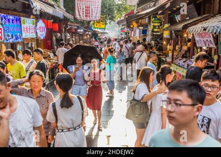 XIAN, CINA - 5 AGOSTO 2018: La gente cammina su una strada del quartiere musulmano a Xian, Cina Foto Stock