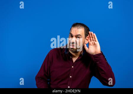 L'uomo anziano può sentire i suoni con un apparecchio acustico dietro  l'orecchio con onde sonore virtuali. Concetto di trattamento per la perdita  dell'udito nelle persone anziane Foto stock - Alamy