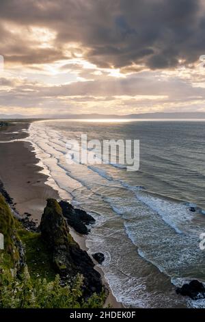 Vista della spiaggia di Downhill nell'Irlanda del Nord durante un tramonto estivo Foto Stock