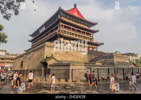 XI'AN, CINA - 5 AGOSTO 2018: La gente cammina lungo la Torre del tamburo a Xi'an, Cina Foto Stock