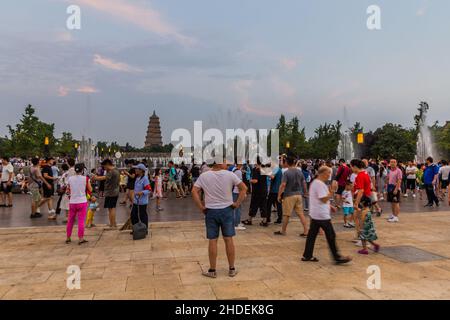 XI'AN, CINA - 5 AGOSTO 2018: Folle di persone di fronte alla Pagoda della Grande Oca selvaggia a Xi'an, Cina Foto Stock