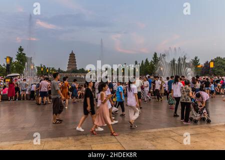 XI'AN, CINA - 5 AGOSTO 2018: Folle di persone di fronte alla Pagoda della Grande Oca selvaggia a Xi'an, Cina Foto Stock