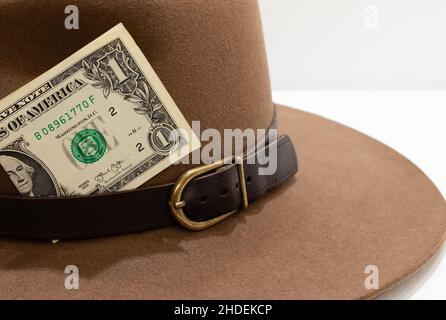 Una banconota da dollaro in feltro su sfondo sfocato Foto Stock