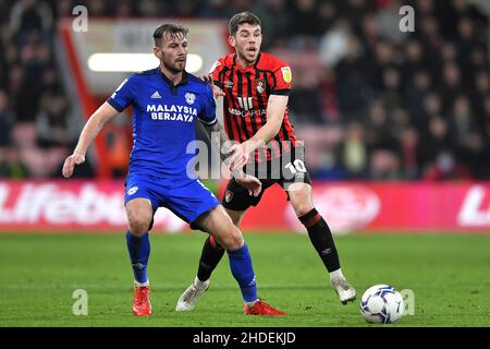 Ryan Christie of AFC Bournemouth and Joe Ralls of Cardiff City - AFC Bournemouth / Cardiff City, Sky Bet Championship, Vitality Stadium, Bournemouth, Regno Unito - 30th dicembre 2021 solo per uso editoriale - si applicano le restrizioni DataCo Foto Stock