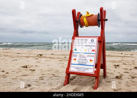 Kampen, Germania. 19th luglio 2021. Un'ancora di salvezza e le istruzioni per il bagno sono attaccate a un cavalletto di legno sulla spiaggia. Credit: Frank Molter/dpa/Alamy Live News Foto Stock