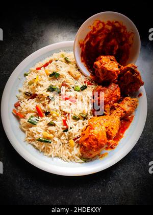 Il riso fritto di pollo tailandese è un piatto così appagante Foto Stock