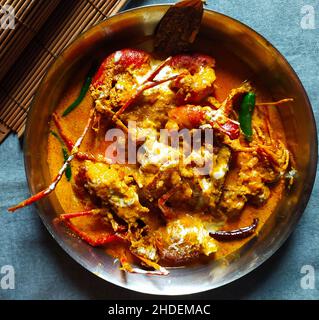 Il curry di Chingri malai, noto anche come curry di malai di gamberi, è un curry di Odisha fatto da gamberi di tigre e re e latte di cocco e aromatizzato con spezie Foto Stock