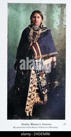 Immagine colorata a macchina del costume di una donna di Omaha [gli Omaha sono una tribù universalmente riconosciuta dei nativi americani del Midwest che risiedono nella riserva di Omaha nel Nebraska nord-orientale e nell'Iowa occidentale, Stati Uniti]. Dal libro ' i miti degli Indiani nordamericani ' di Lewis Spence, pubblicato a Londra da George G. Harrap & Company nel 1912 Foto Stock