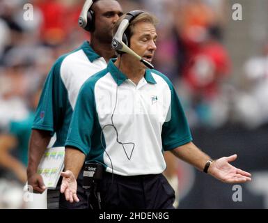 Nick Saban dei Miami Dolphins non è felice alla fine del terzo trimestre durante la loro partita contro gli Houston Texans al Reliant Stadium di Houston, Texas, domenica 1 ottobre 2006. I texani sconfissero i Delfini 17-15. (Foto di Joe Rimkus Jr./Miami Herald/TNS/Sipa USA) Credit: Sipa USA/Alamy Live News Foto Stock