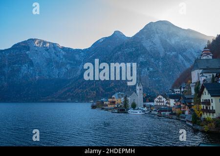 Austria Hallstatt, vista classica del villaggio di Hallstat. Foto Stock