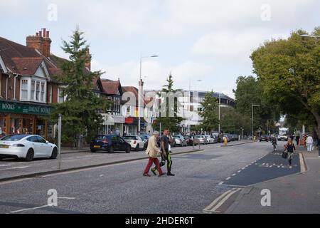Gli amanti dello shopping sulla Banbury Road a Summertown, Oxford, nel Regno Unito Foto Stock