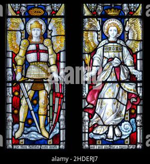 Vetrate, St Michael e St Gabriel presso la Chiesa di St Micheal e tutti gli Angeli, Boulge, Suffolk, Regno Unito Foto Stock